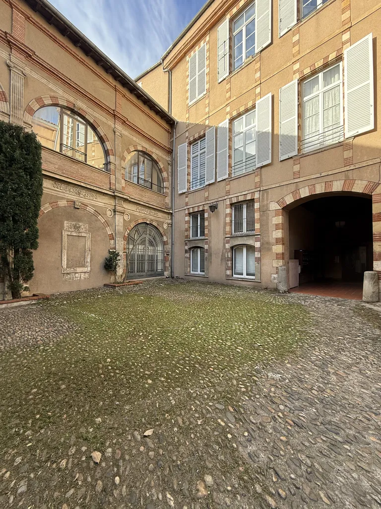 Entretien d’espaces verts en copropriété à Toulouse hyper centre proche de Balma taille de cyprès