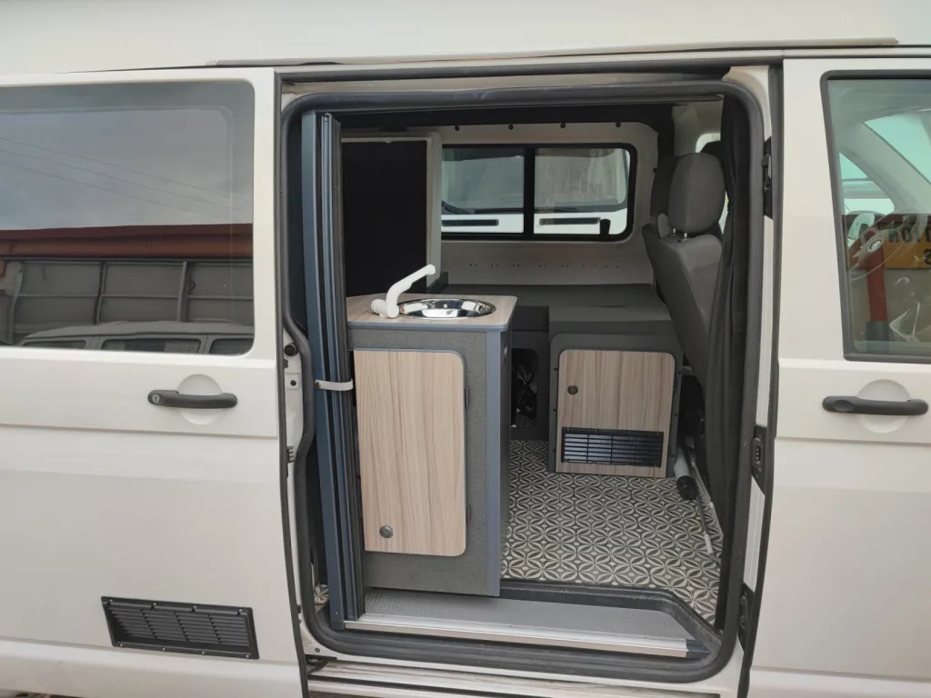 Aménagement complet d’un VW Transporter T6 rehaussé avec isolation renforcée, mobilier sur mesure, panneaux solaires et autonomie énergétique pour voyager confortablement partout en Occitanie