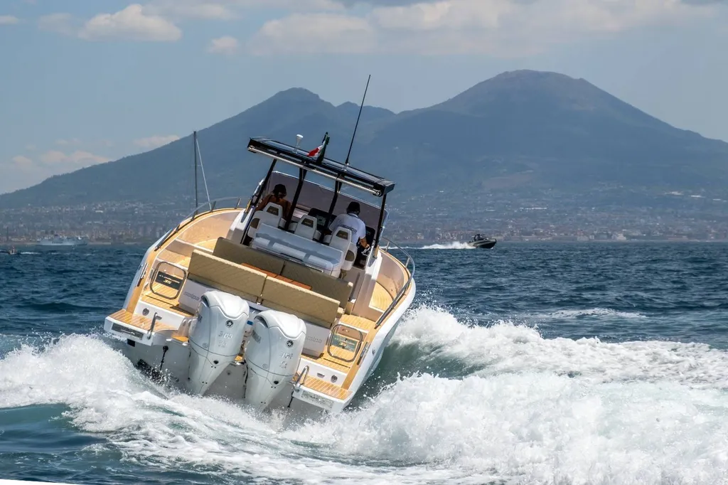 Vedette 12 personnes Salpa Avantgarde 35 La Martinique
