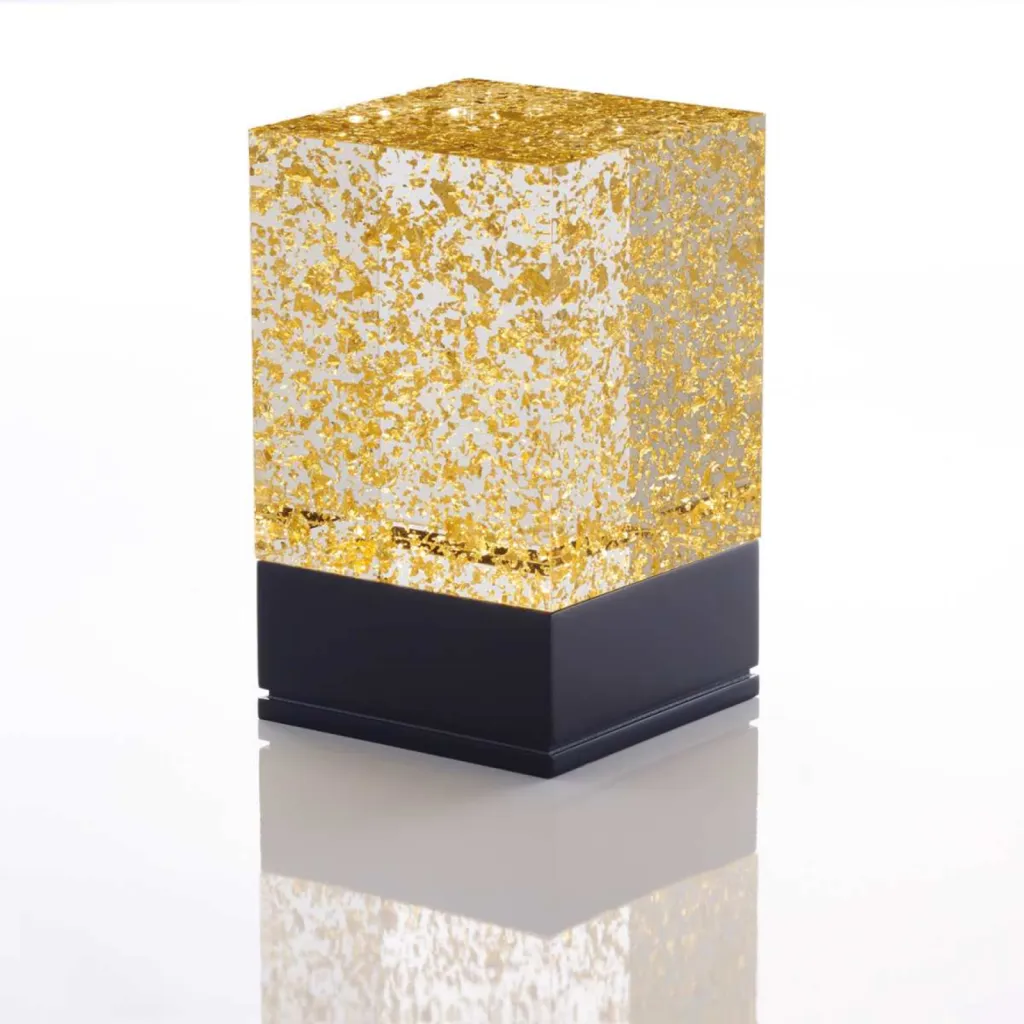 photo lampe design la D-cüb or fond blanc socle noir