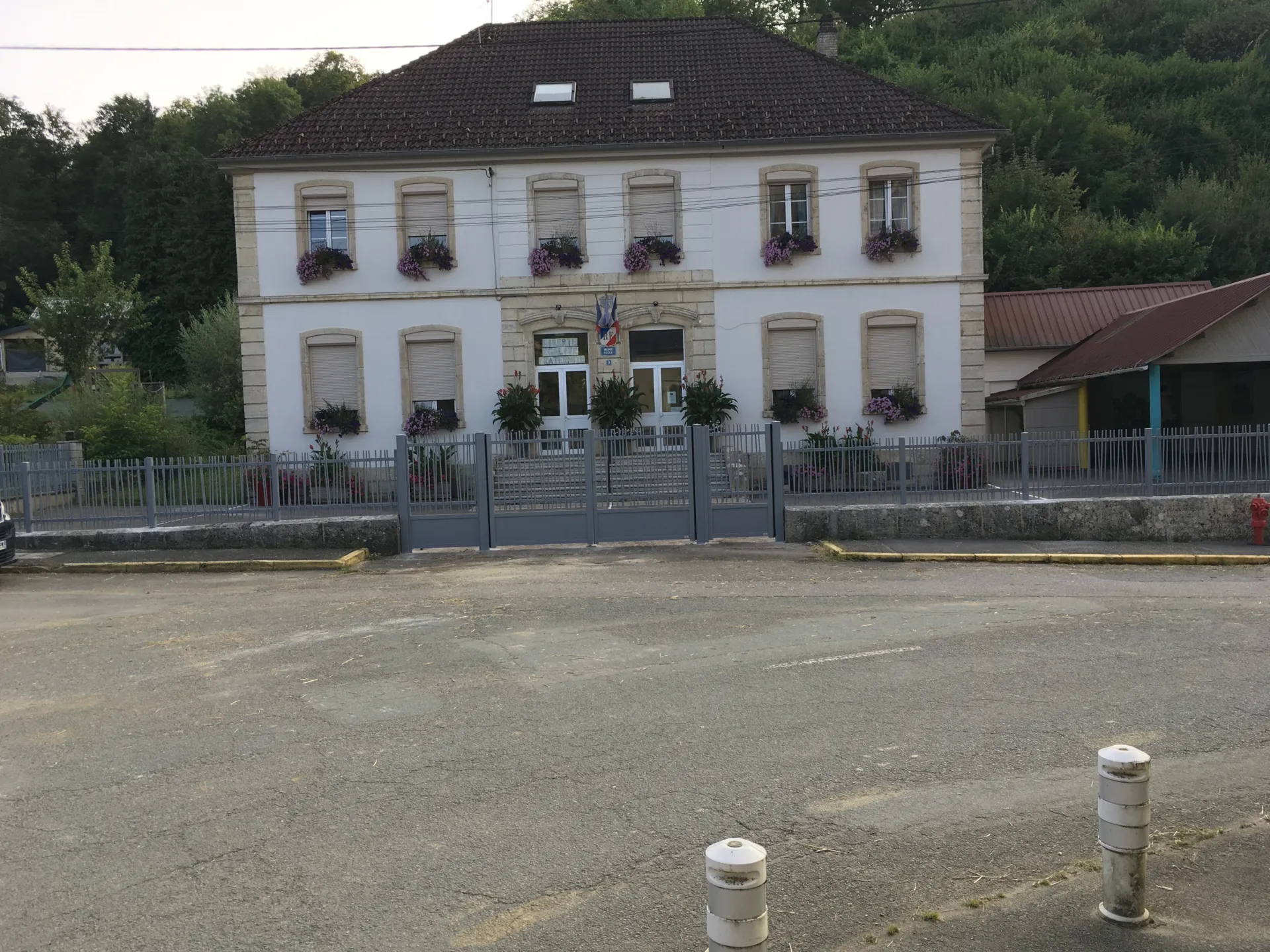 Réalisation et pose d'un portail battant gris clair avec clôture barreaudée en aluminium pour la mairie de Florimont proche de Montbéliard