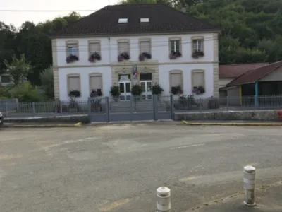 Réalisation et pose d'un portail battant gris clair avec clôture barreaudée en aluminium pour la mairie de Florimont proche de Montbéliard