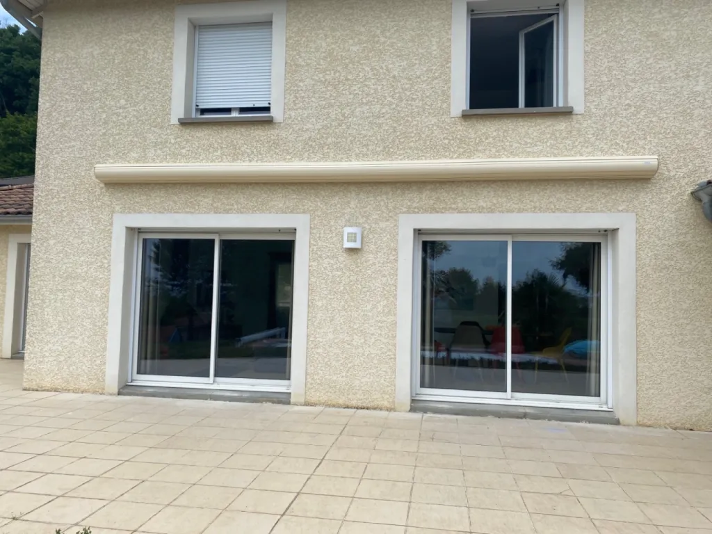 Vente et pose de stores bannes sur-mesure à Villefranche proche de Lyon
