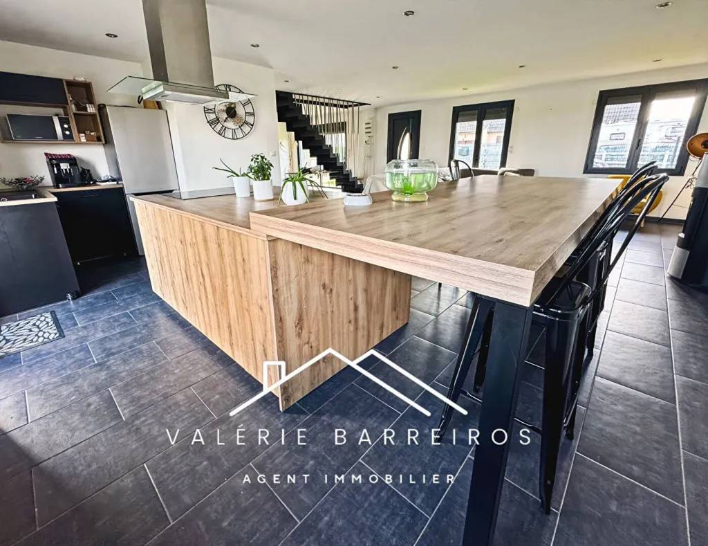 A acheter maison de 122 m² édifiée sur 600 m² de terrain sur la commune de LA LONDE 76500