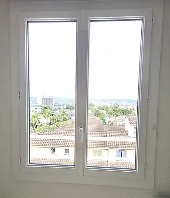 Fenêtre PVC 2 vantaux 742x940 à Fréjus – Pose rénovation VEKA RGE