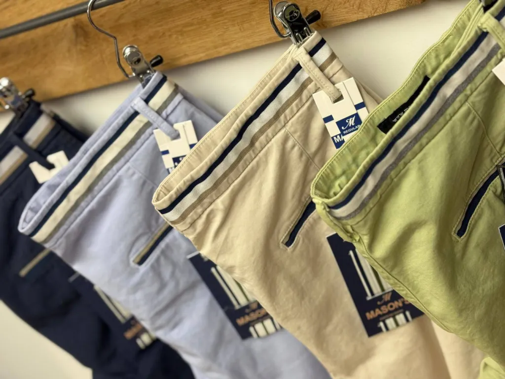 Bermuda chino homme Mason's Torino Summer Coloris disponibles: vert clair, beige, lilas, bleu-marine. l'élégance italienne à Dieppe chez la suite by Urban Chic
