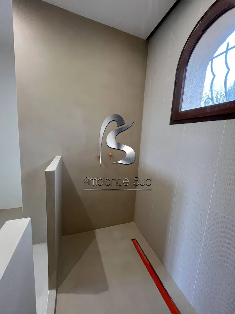 Douche à l'italienne en béton ciré taloché de couleur beige à Toulon près de Sanary-sur-Mer