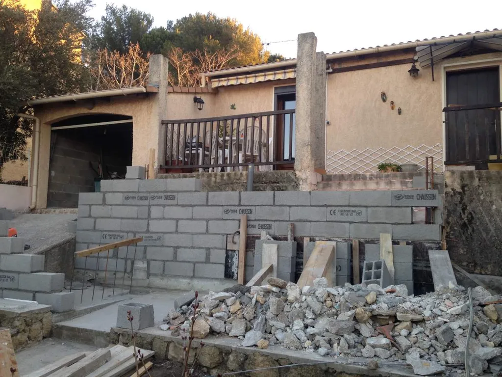Agrandissement de la terrasse d'une maison individuelle à Salon de Provence - élévation murs de soutènement