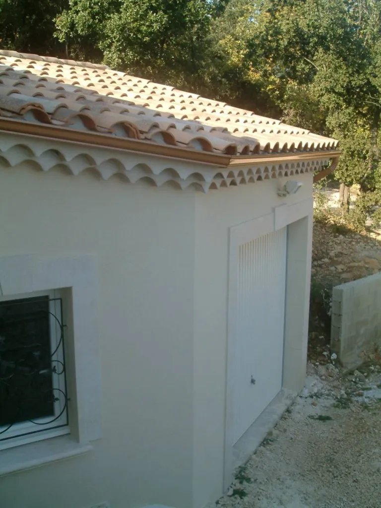 Fabricant de gouttières aluminium à Avignon solution haut de gamme pour toit plat ou en pente