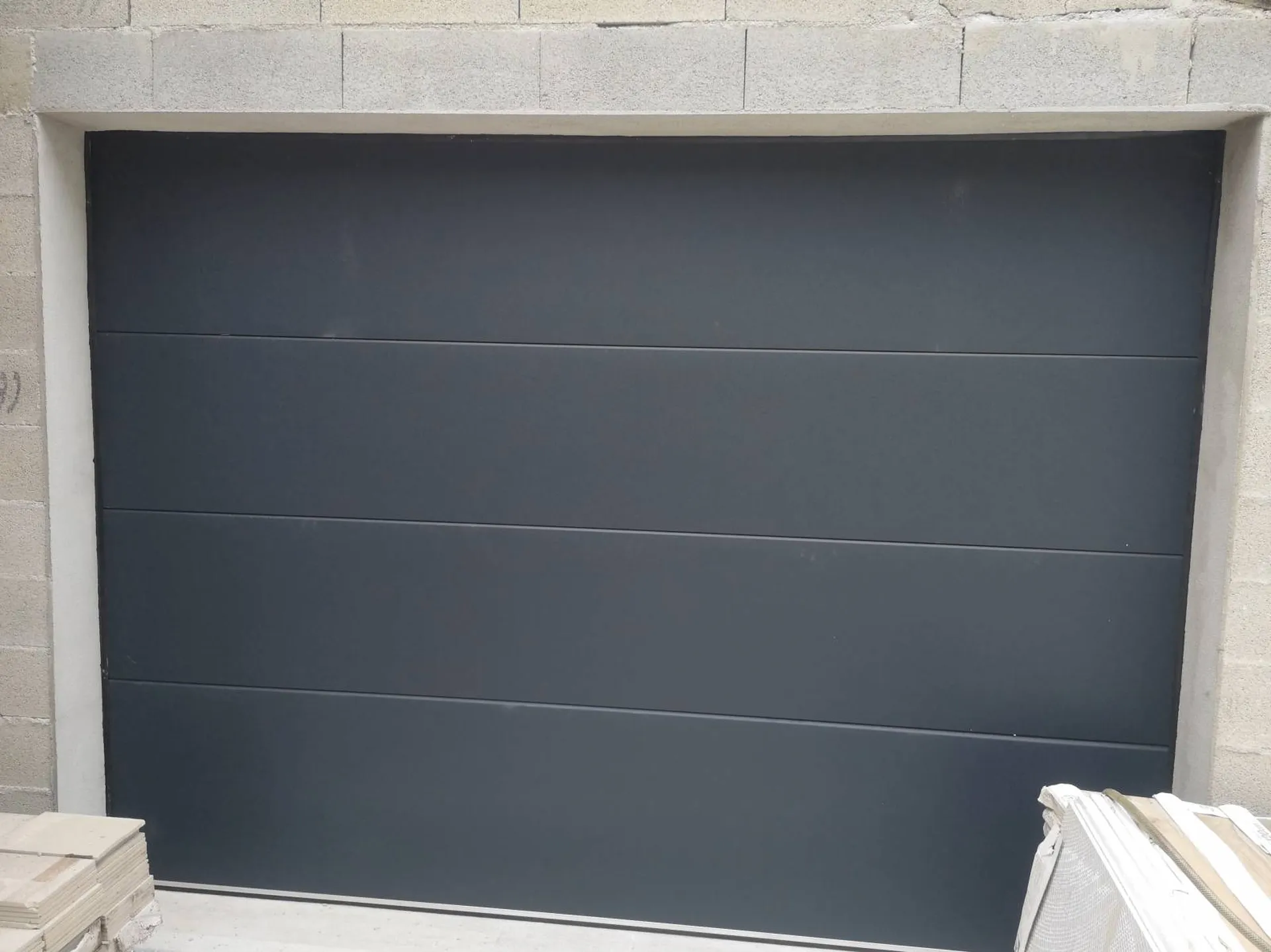 porte sectionnelle grise anthracite RAL7016 sur une villa à La Ciotat