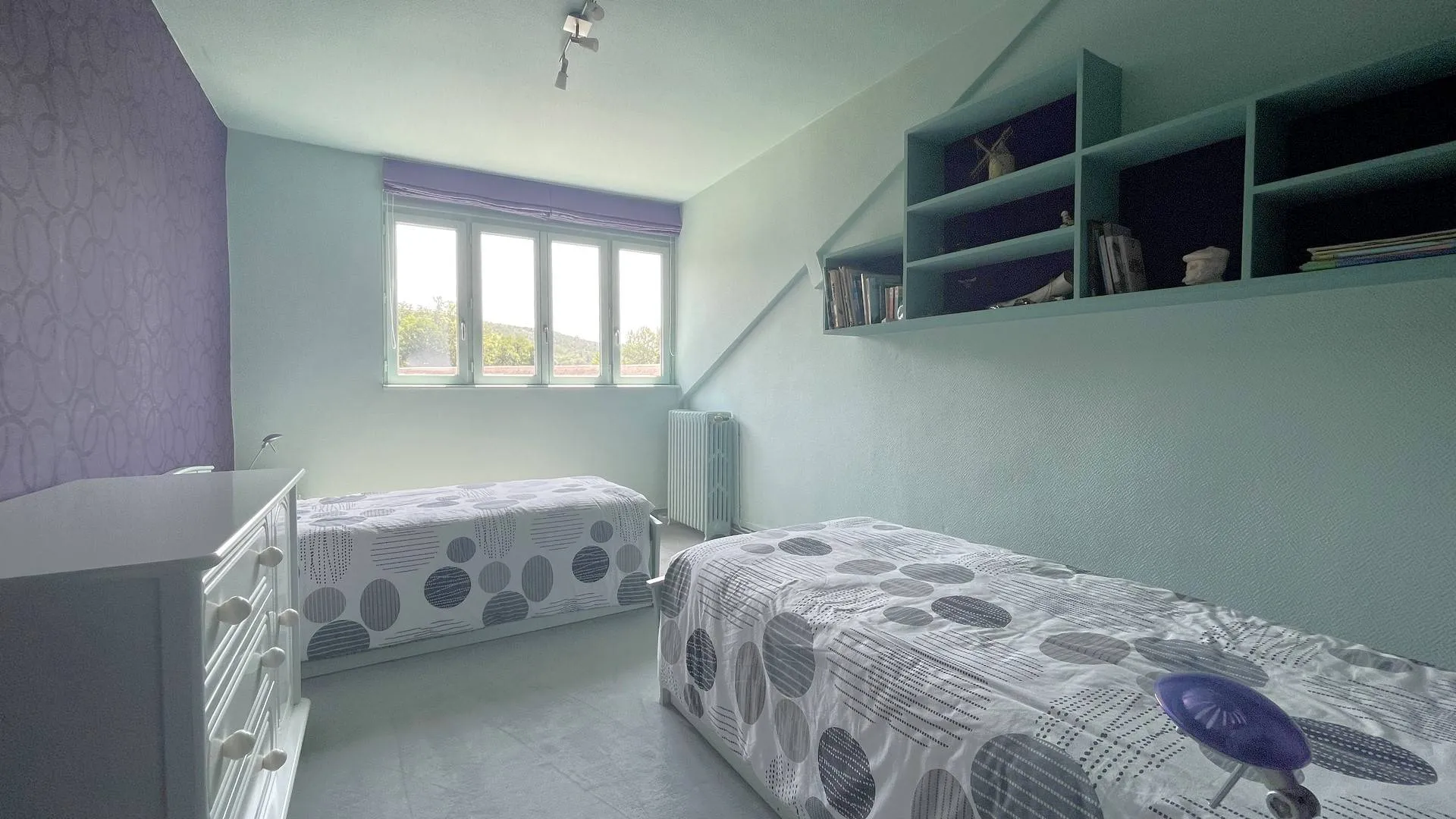 Un atelier spacieux de 40 m² avec poêle à bois ravira les amateurs de bricolage ou d’artisanat. Maison à vendre.