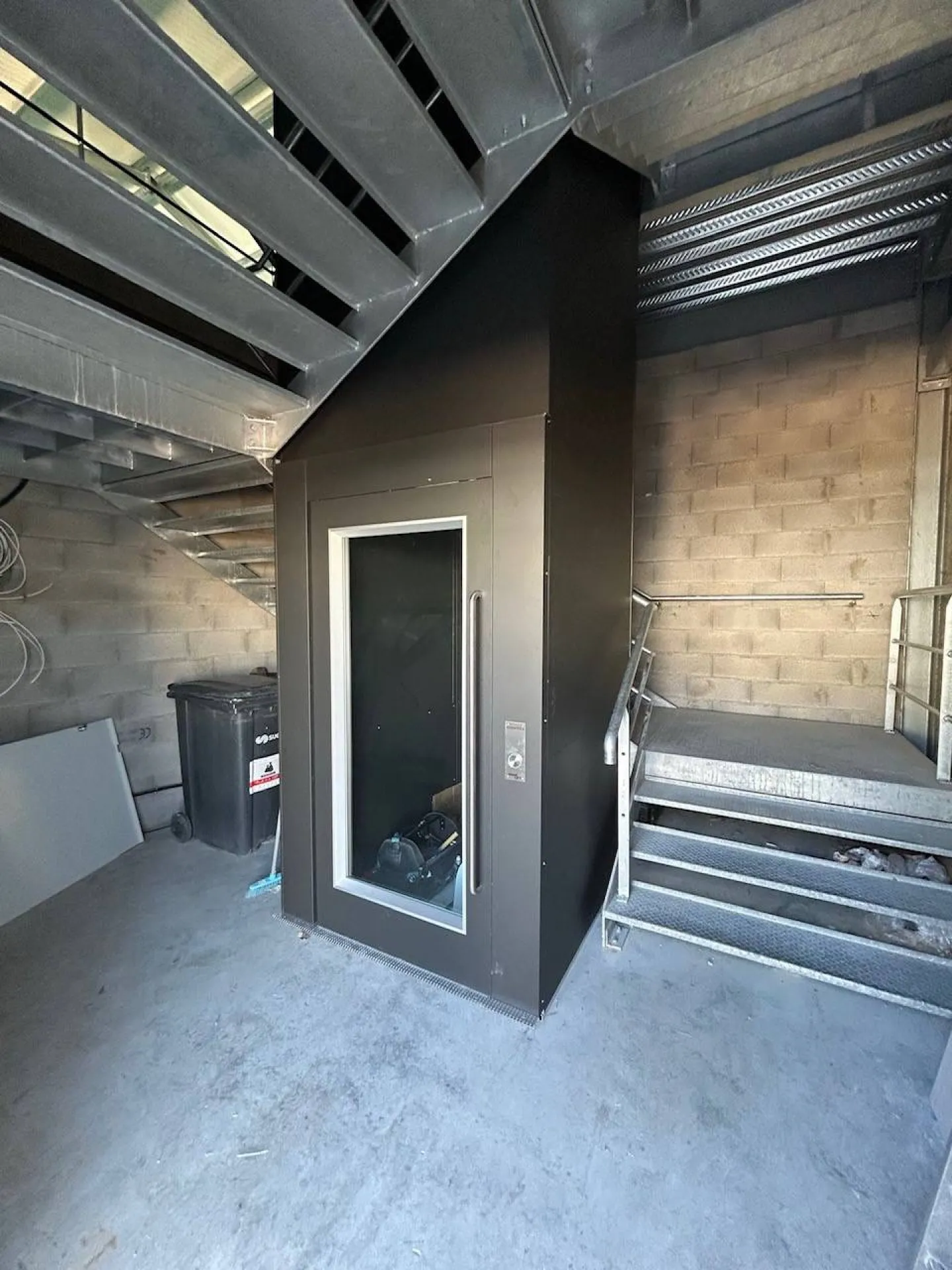 Accès de livraison optimisé avec cet élévateur NAMILIFT vertical de 400 kgs de charge utile dans un entrepôt près de Marseille Accès de livraison optimisé avec cet élévateur NAMILIFT vertical de 400 kgs de charge utile dans un entrepôt près de Marseille