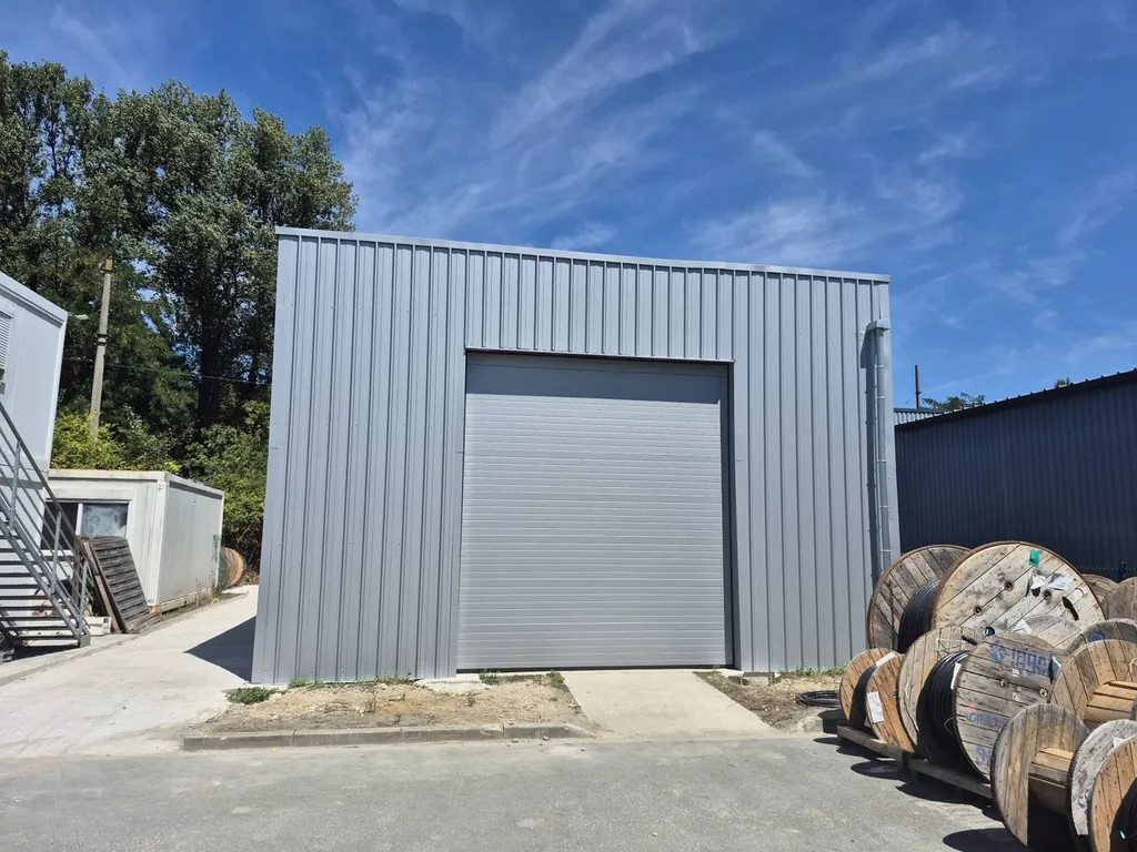 Habillage en aluminium laqué : finitions précises pour une esthétique professionnelle.