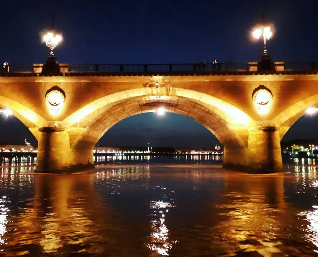 bateau pont de pierre bordeaux sur l'eau balade croisière