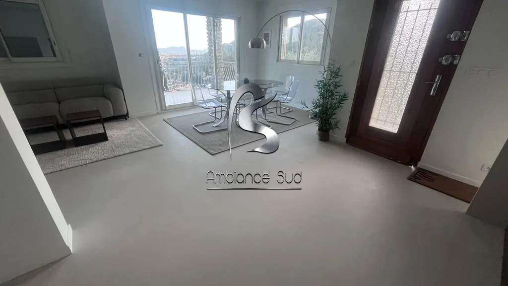 Rénovation du sol d’un appartement en résine minérale effet béton ciré coulé à La Valette du Var à côté de Carqueiranne