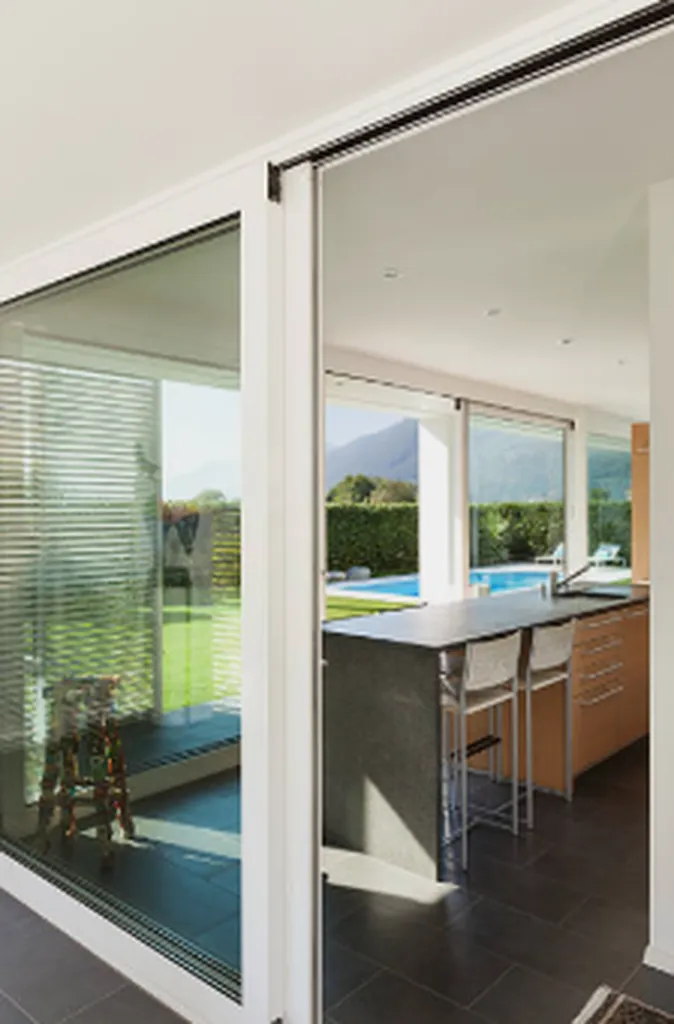 Pose de baie coulissante aluminium double vitrage sur mesure avec volets roulants sur Toulouse et alentours | Les Menuiseries Occitanes