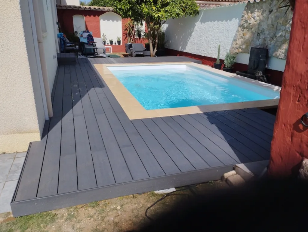 Terrasse en composite de 25 m² autour d’une piscine design moderne, sécurité et entretien simplifié à Mauguio proche de Baillargues