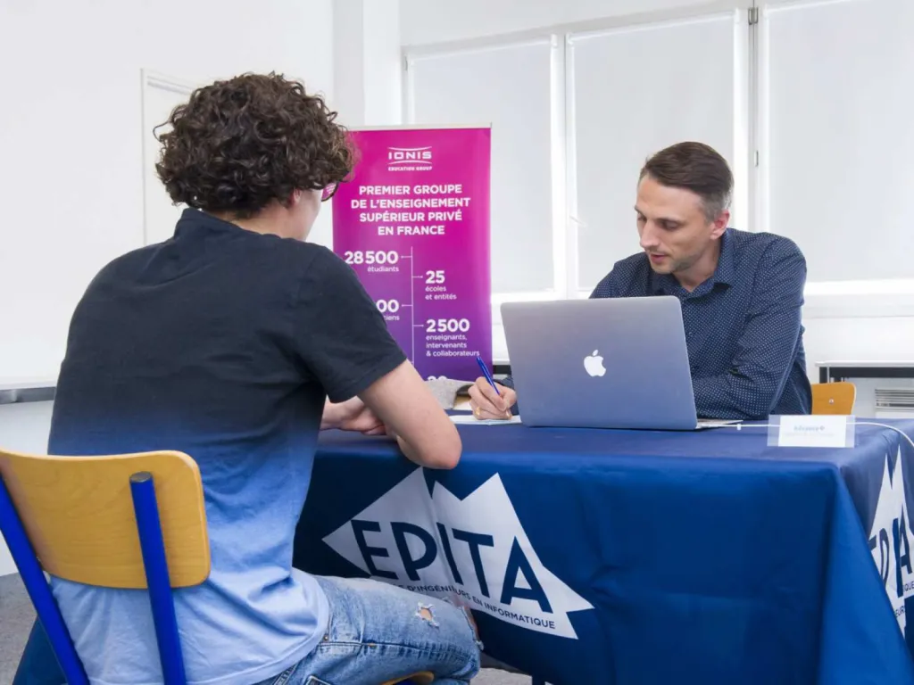 photographe pour école d'ingénieurs EPITA Lyon entretien d'un candidat avec un membre de l'équipe pédagogique