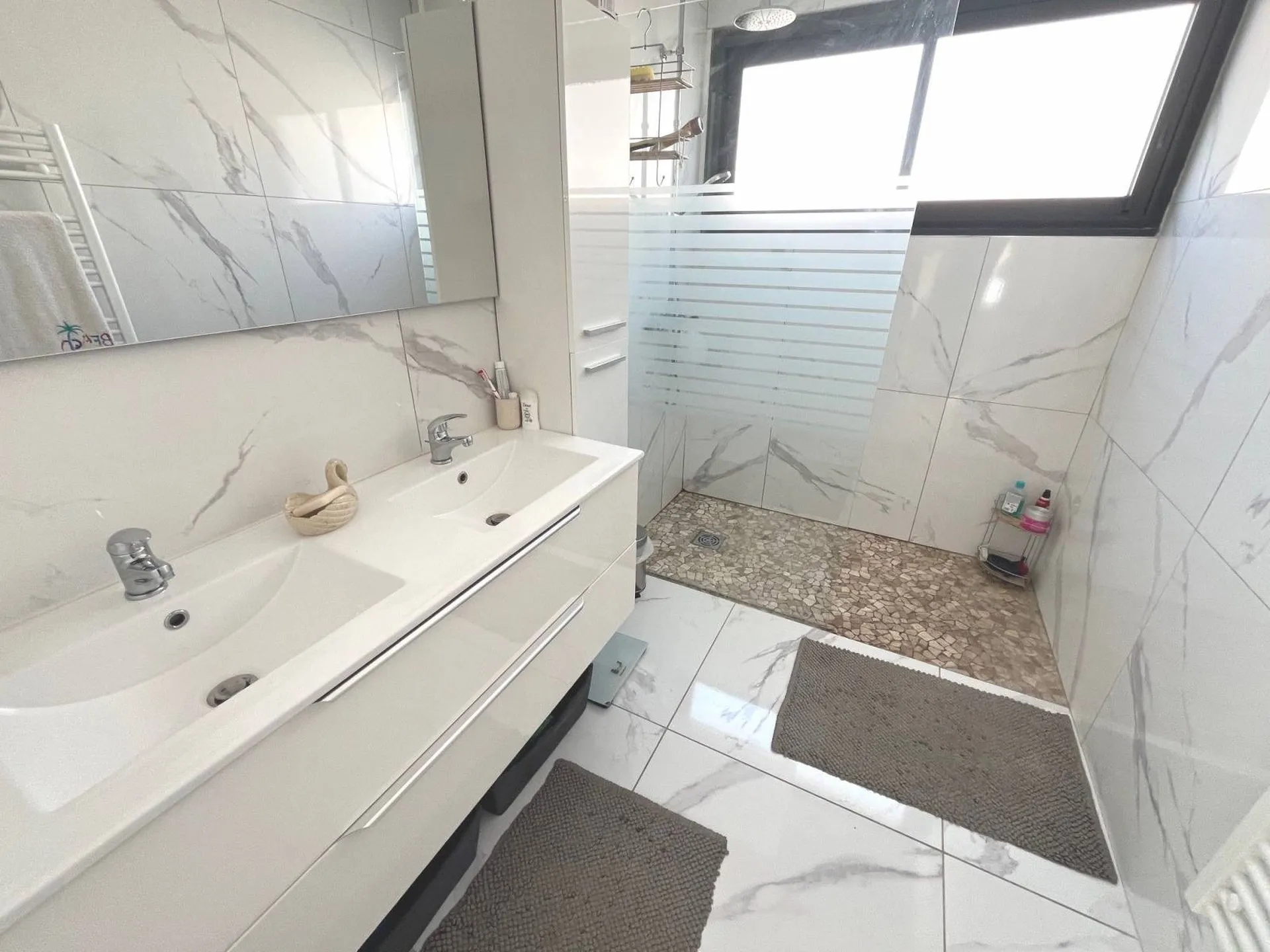 Maison récente à vendre Carnoux en provence sur deux niveaux avec sous-sol, copropriété de 3 habitations