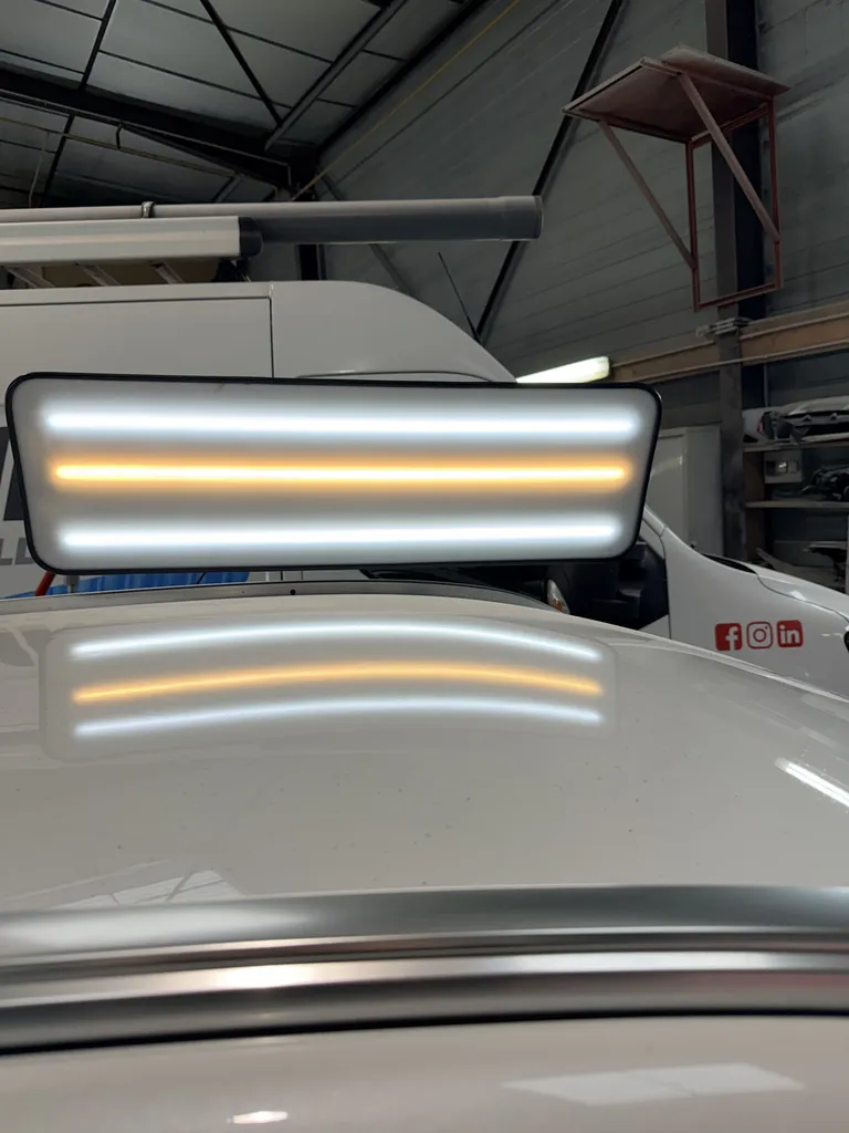 Réparation impacts de grêle par débosselage sans peinture sur Renault Scénic – intervention à domicile à Pontault-Combault en Seine-et-Marne (77)