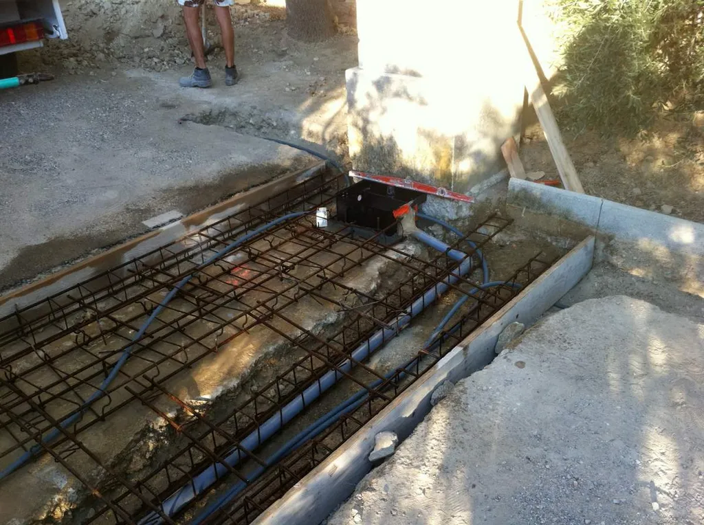 Réalisation d'un portail avec piliers et mur en pierres à Salon de Provence -Préparation des mécanismes et de la longrine