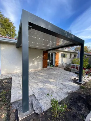 pergola bioclimatique en aluminium avec lames orientables installée sur la commune de Cestas proche de Bordeaux