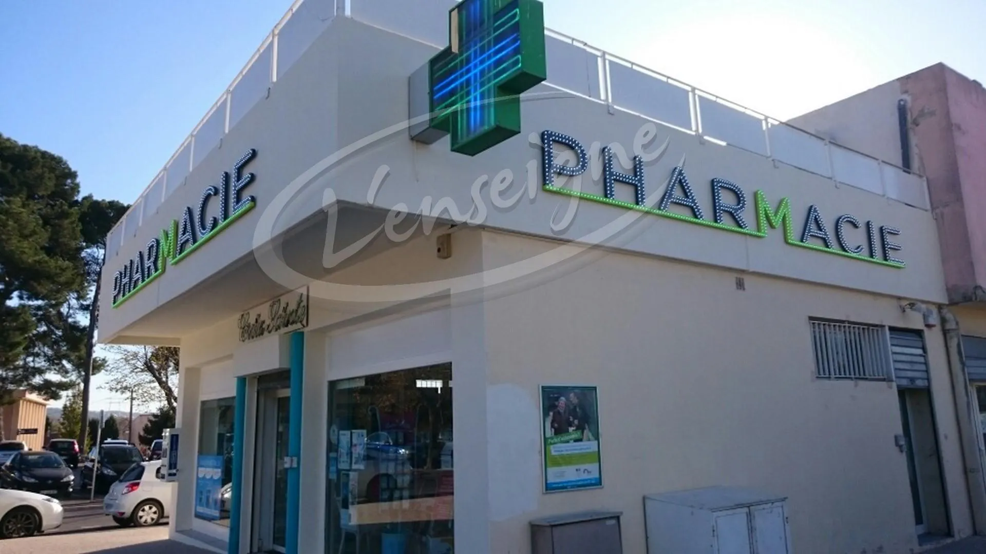 Enseigne lumineuse en lettres 3d et éclairage par diodes point à point à Martigues