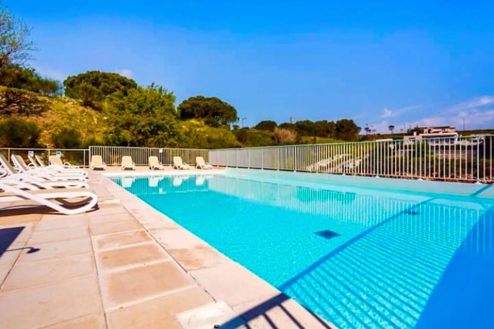 investissement sur carnoux appartement avec piscine et parking