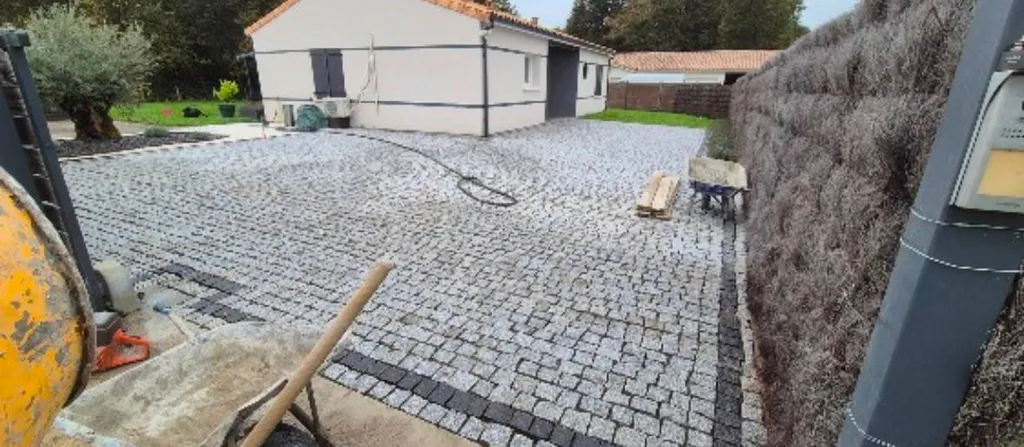Projet d’aménagement extérieur avec pavés en granit proche de Bordeaux