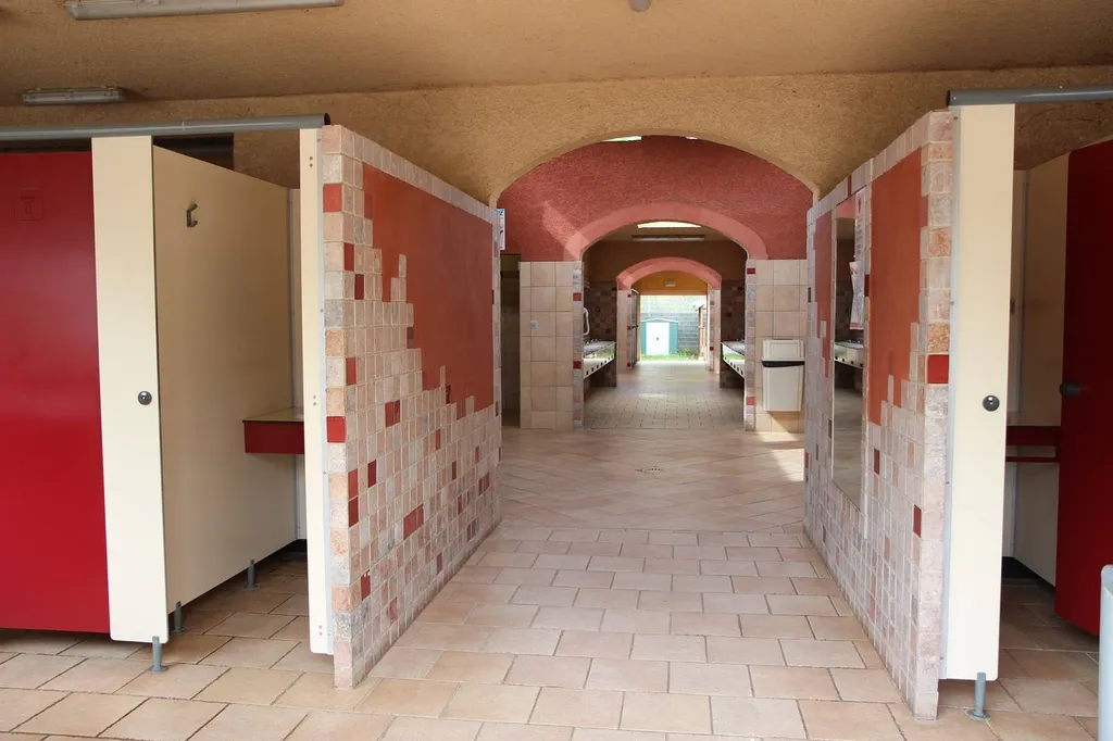 je recherche un sanitaire spacieux et propre pour les vacances en famille au cap d'agde