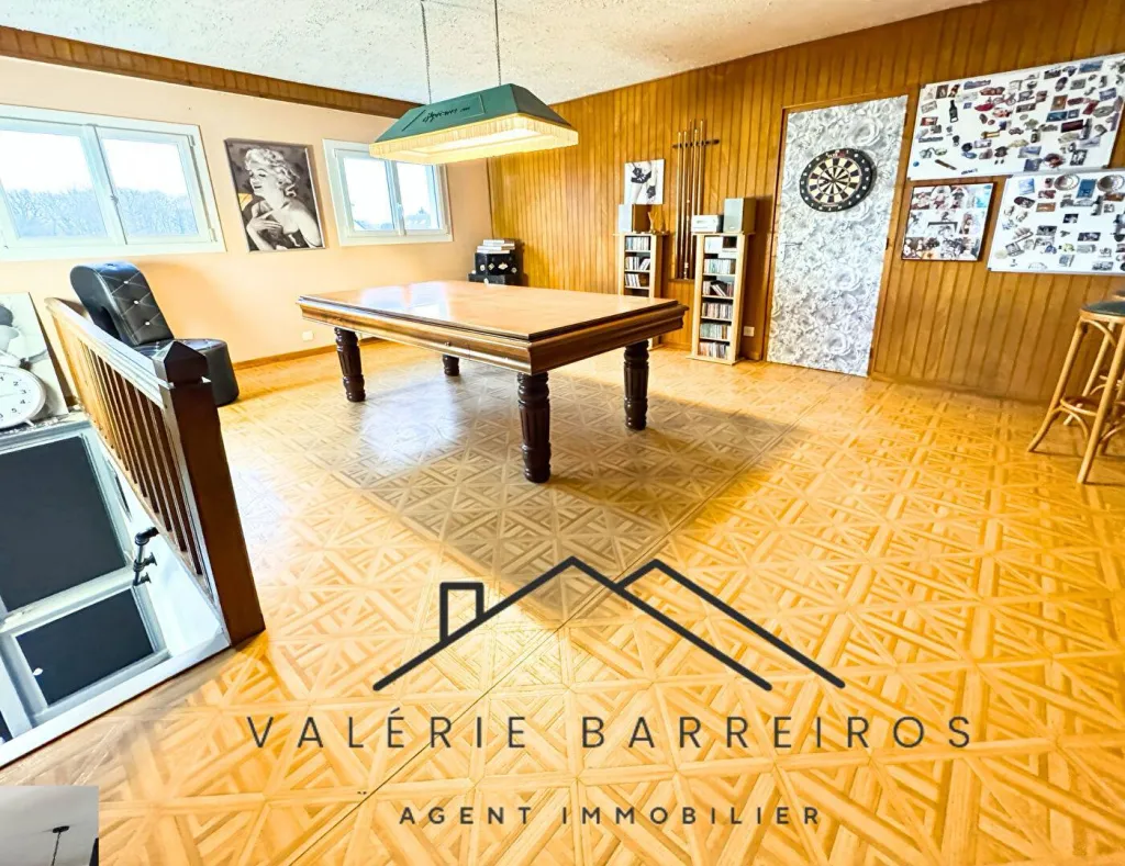 A vendre pavillon traditionnel de 194 m² habitables édifié sur 1800 m² de jardin sur la commune de LA HARENGERE 27370