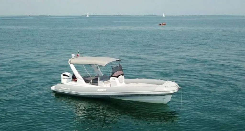 Location semi-rigiide Salpa Bandol