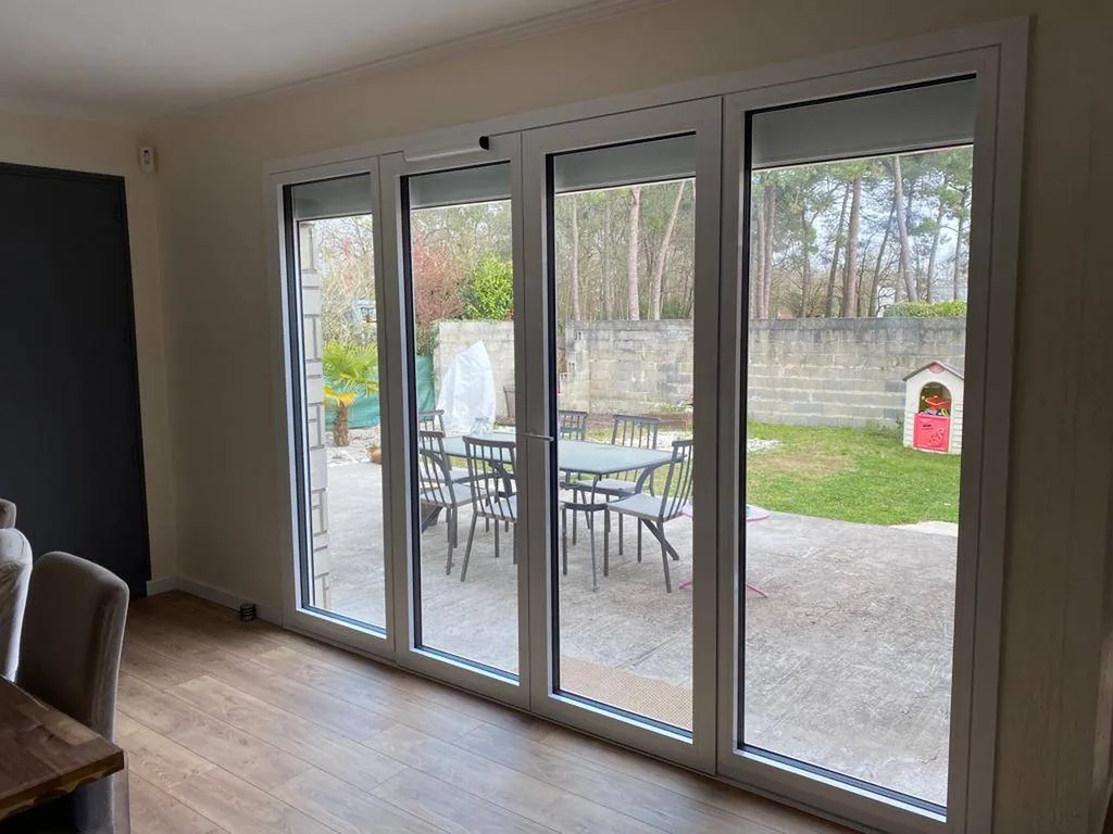 Pose d'un châssis 4 vantaux aluminium sur la commune du Taillan Médoc par Aquit'M