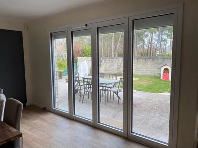 Pose d'un châssis 4 vantaux aluminium sur la commune du Taillan Médoc par Aquit'M