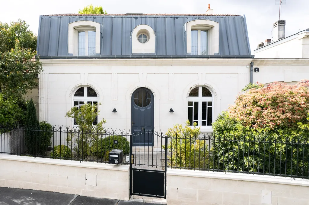 Maison familiale d’exception à Bordeaux Caudéran, idéalement située à deux pas du Parc Bordelais, dans un environnement résidentiel très recherché.