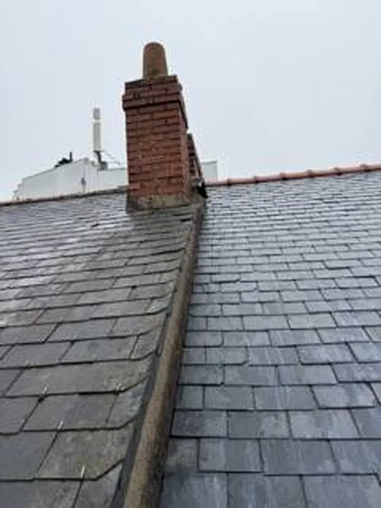 À gauche, la couverture non nettoyé à droite, la couverture rénovée