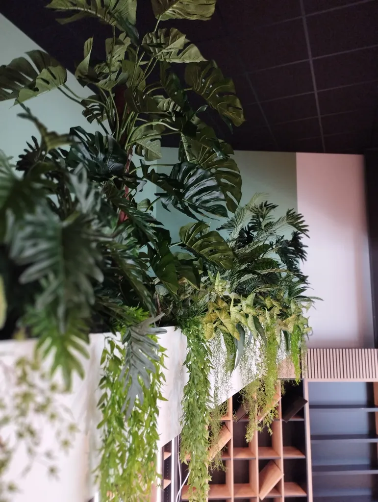 Balcon intérieur décoré avec des plantes artificielles à Feillens dans l'Ain