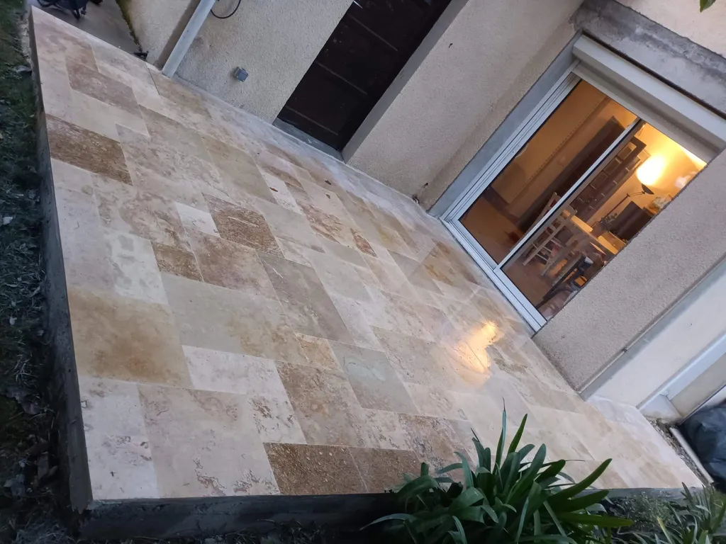 Rénovation piscine béton avec pose travertin opus et margelles beige à Tournefeuille