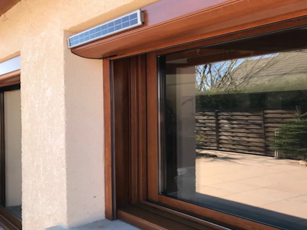 Fenêtre aluminium effet chêne doré