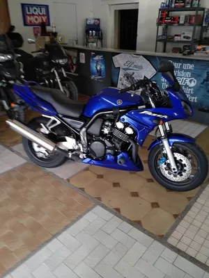 Moto d'occasion faible kilométrage, Yamaha Fazer 600 à Epouville 76 proche du Havre.