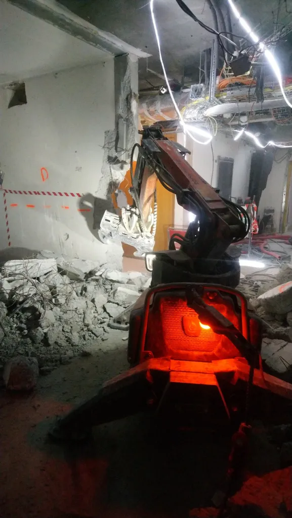 Deconstruction ou demolition industrielle à Lyon par des robots télécommandés