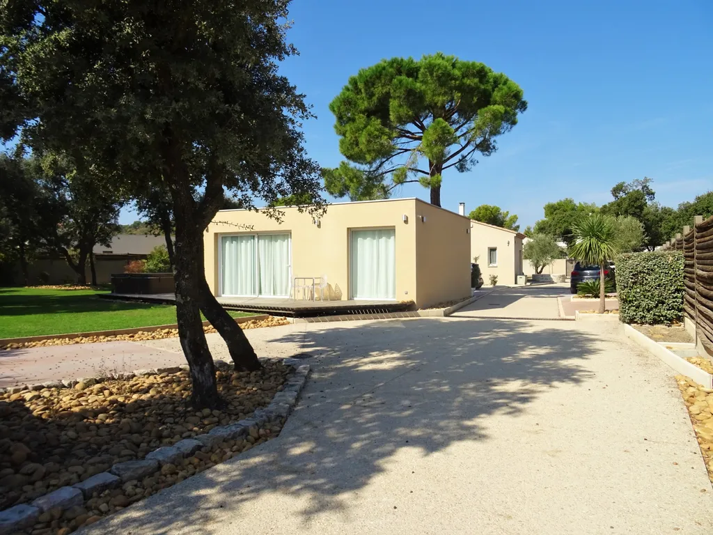 VILLENEUVE-LES-AVIGNON, maison contemporaine avec piscine et annexes dans quartier recherché   