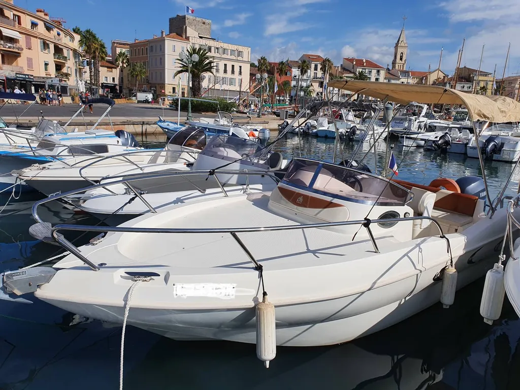 Vedette habitable en vente d'occasion dans le Var