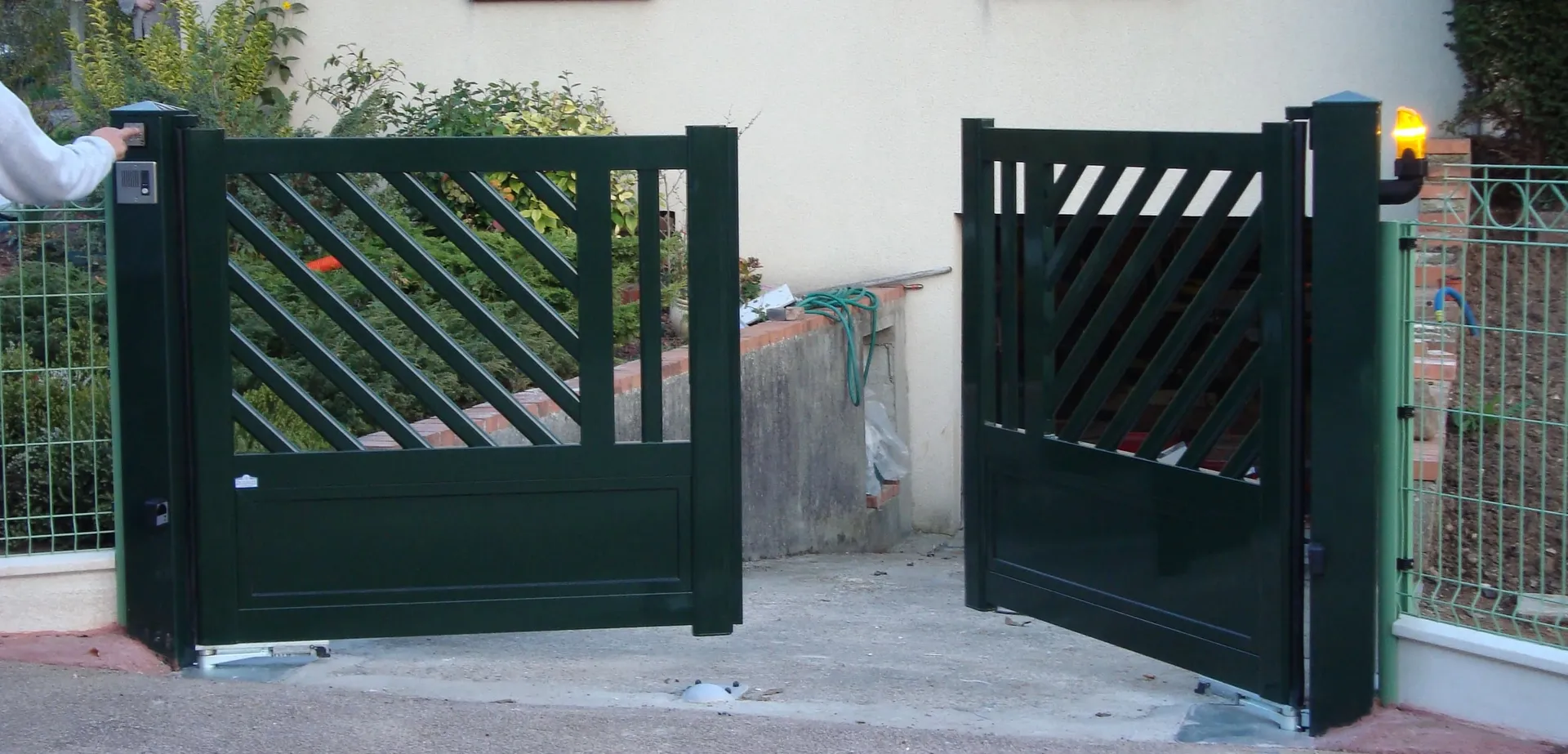 Installation de Portail automatisé en PVC à battants, Portillon coordonné et Clôtures de jardin à Beuzeville dans l’Eure 27 et ses Alentours