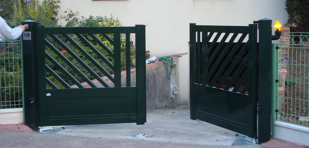 Installation de Portail automatisé en PVC à battants, Portillon coordonné et Clôtures de jardin à Beuzeville dans l’Eure 27 et ses Alentours
