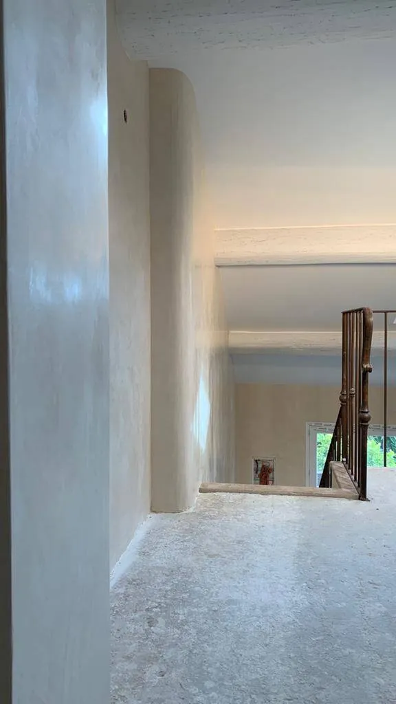 MUR EN MARMORINO EN BETON CIRE TERRE DU MONDE