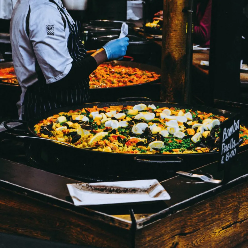 Préparation de paella dans poêle géante