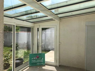 véranda blanche avec triple vitrage à La Grande Motte proche de Montpellier dans l'Hérault