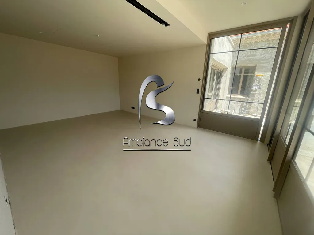 Rénovation de sol en béton ciré taloché coloris beige