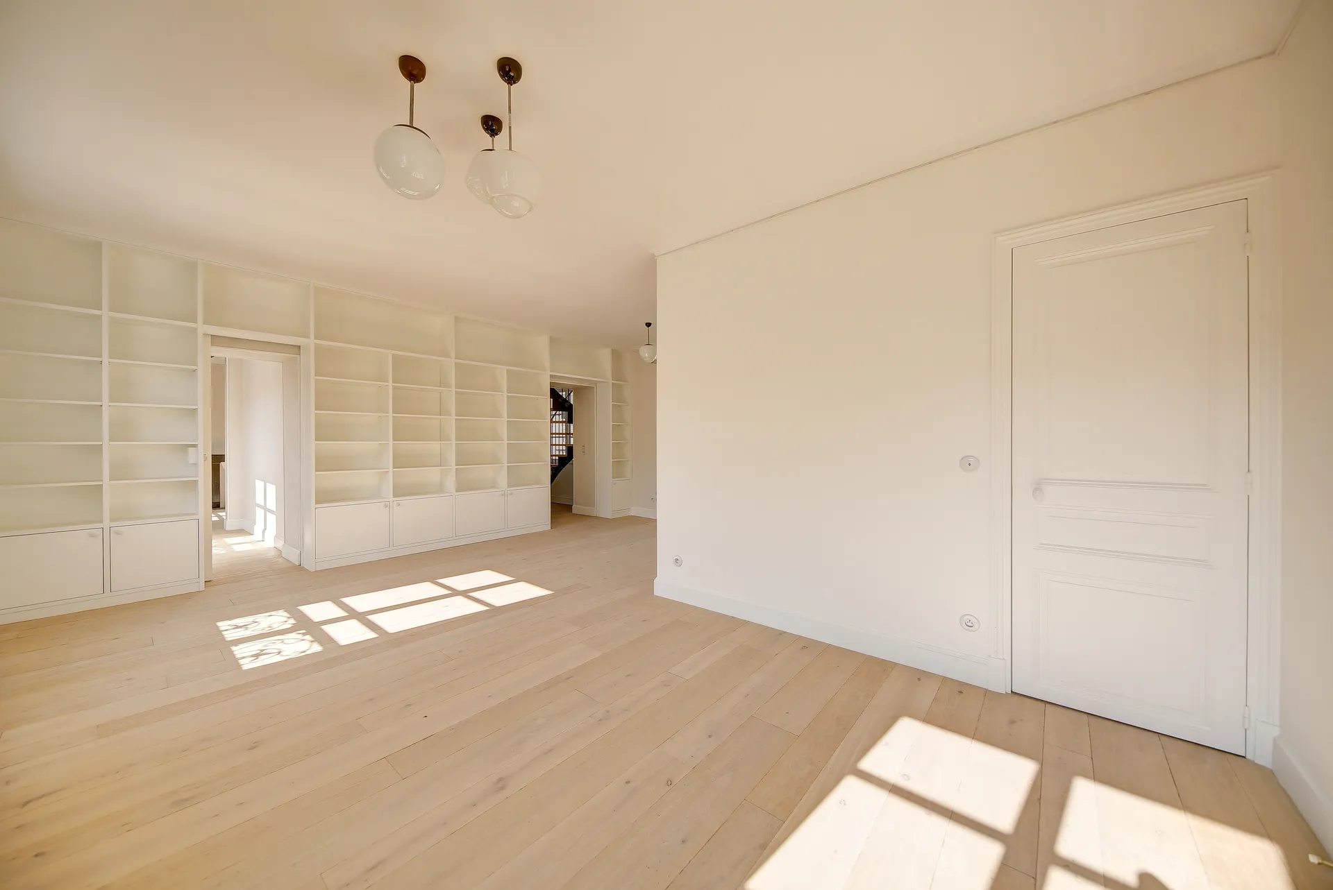 A louer appartement d'exception dans un hôtel particulier en centre-ville de Saint Germain en Laye, 4 chambres, parking, bus lycée international.